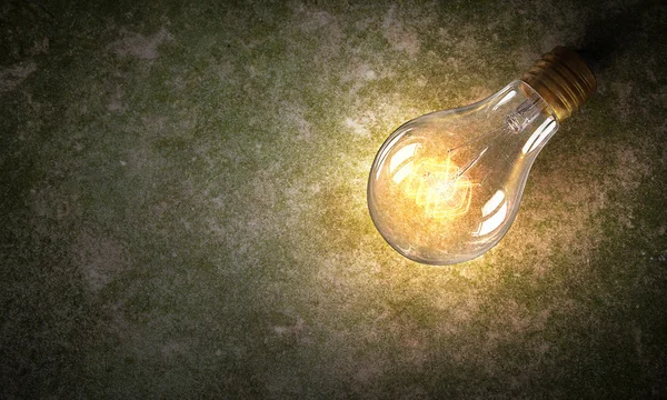 Glühbirne auf Steinoberfläche — Stockfoto