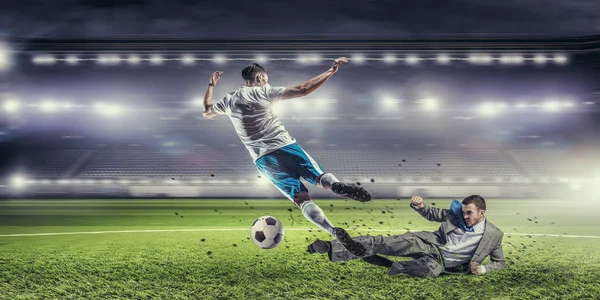 Geschäftsmann und Spieler kämpfen um den Ball — Stockfoto