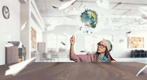 Hipster chica mirando desde debajo de la mesa — Foto de Stock