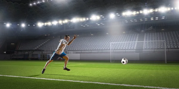 サッカー プレーヤーがボールを打つ — ストック写真