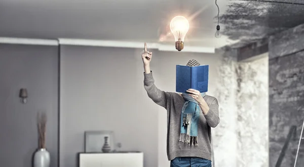 Schülerin mit Buch in der Hand — Stockfoto