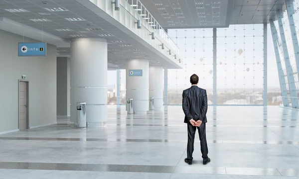 Homme d'affaires dans l'intérieur du bureau — Photo