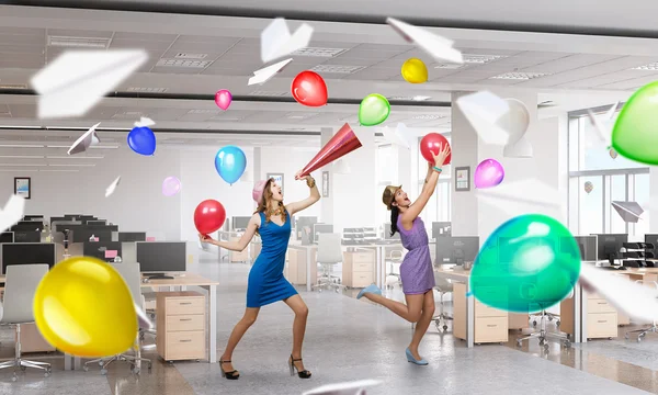 Preparación de fiesta de oficina — Foto de Stock