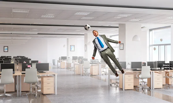 Spela boll i office — Stockfoto
