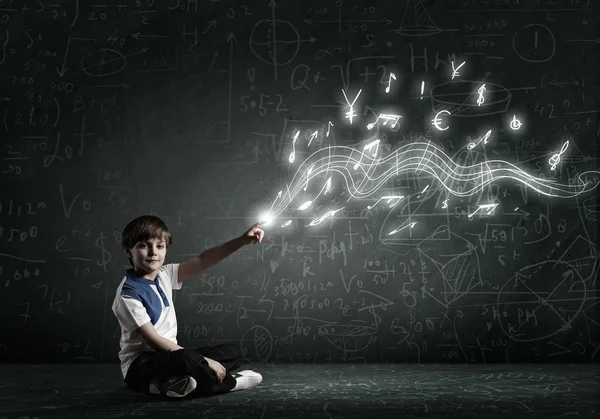 Niño de la escuela en habitación vacía — Foto de Stock