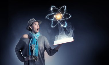 Öğrenci kız elinde kitapla