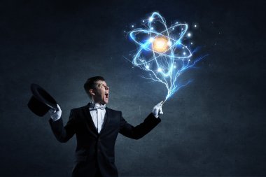 Silindir şapkalı adam sihirbaz