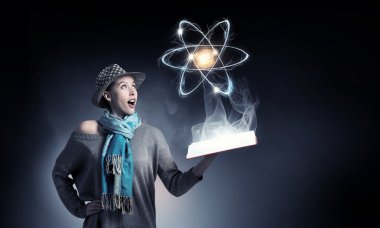 Öğrenci kız elinde kitapla