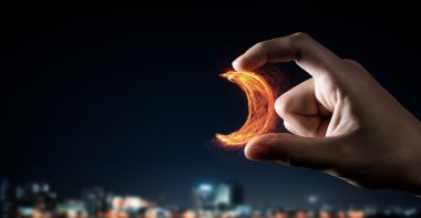 Parmaklar arasında moon