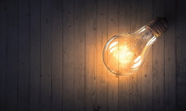 Ampul ahşap yüzey üzerinde