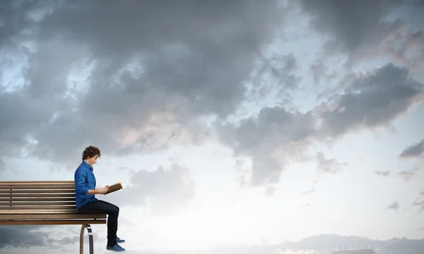 Joven con libro — Foto de Stock