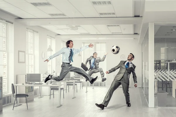 Jogar futebol no escritório — Fotografia de Stock