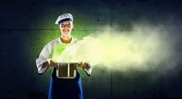 Ela é mágico como cozinheiro — Fotografia de Stock