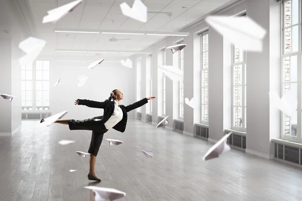 Танцующая деловая женщина в офисе — стоковое фото
