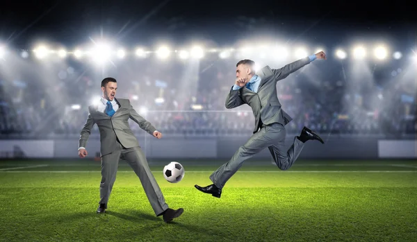 Dois empresários lutam por bola — Fotografia de Stock