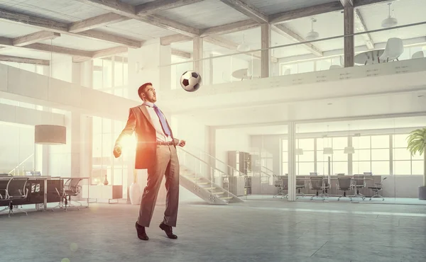 Jouer au football au bureau — Photo