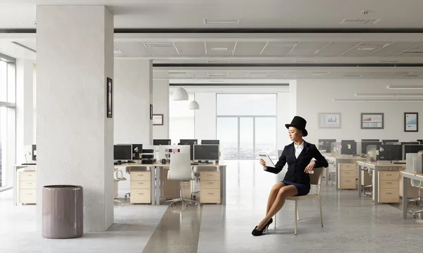 Affärskvinna på stol i office — Stockfoto