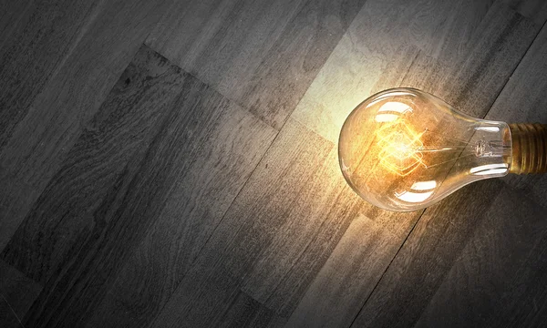 Ampul ahşap yüzey üzerinde