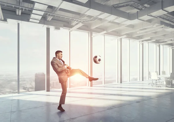 Ofiste futbol oynarken — Stok fotoğraf