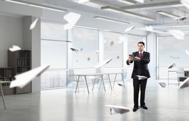 İşadamı tablet el ile