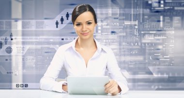 Zarif kadın Tablet PC'yi kullanma