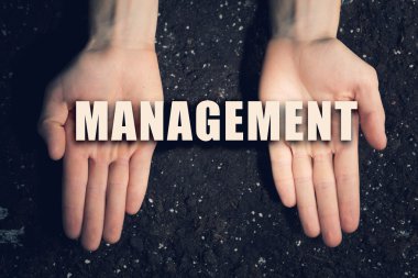 Avuç içi fikir kelime Yönetimi'nde gösterilen toprak zemin üzerine erkek eller