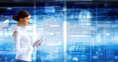 Zarif kadın Tablet PC'yi kullanma