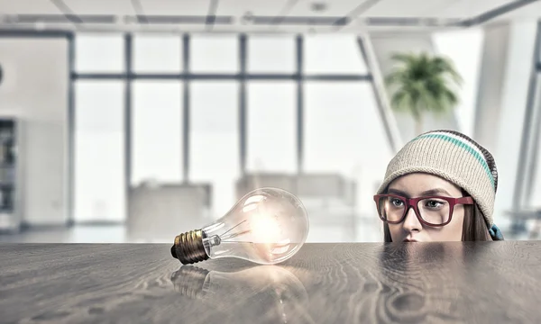 Hipster menina olhando de debaixo da mesa — Fotografia de Stock