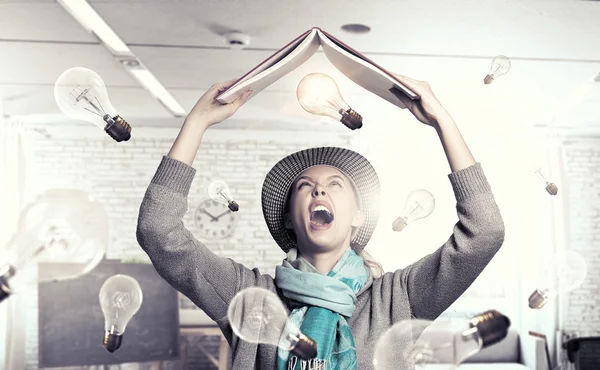 Étudiant fille avec livre dans les mains — Photo