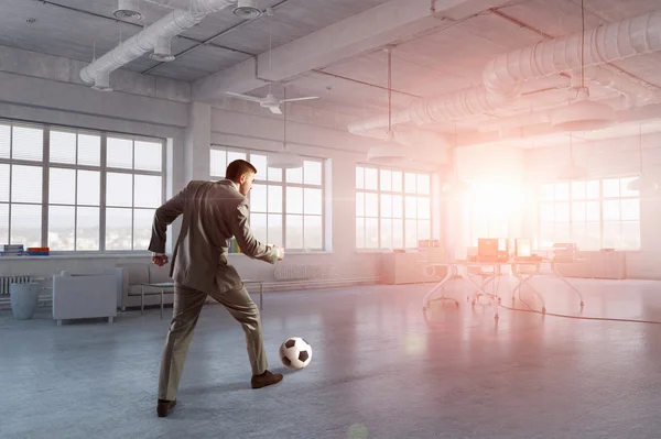 Spela fotboll i office — Stockfoto
