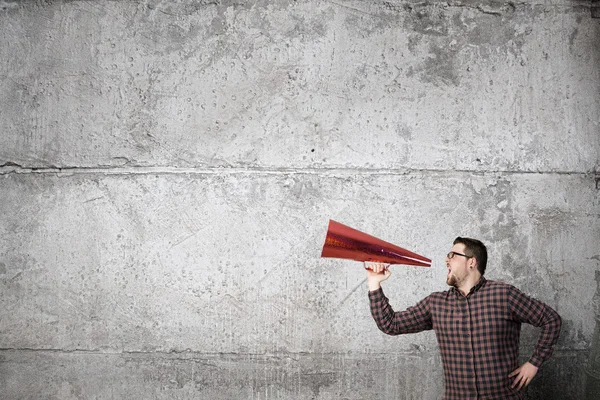 Mann macht Ansage in Trompete — Stockfoto