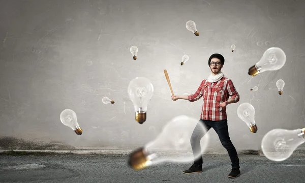 Junger Mann mit Fledermaus — Stockfoto