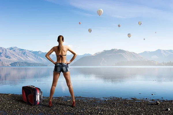 Hitch hiker kadın yolda — Stok fotoğraf