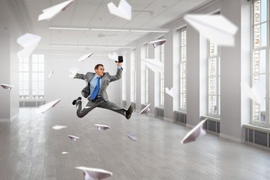 İşadamı ofiste dans