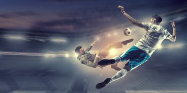 Bir işadamı ve oyuncu top için mücadele