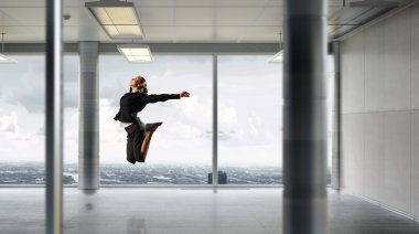 İş kadını ofiste dans