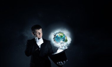 Silindir şapkalı adam sihirbaz