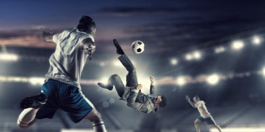 İşadamı top oynarken