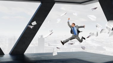 İşadamı ofiste dans