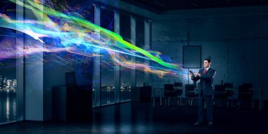 İşadamı ile tablet aygıtı elinde