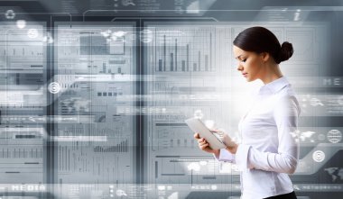 Zarif kadın Tablet PC'yi kullanma