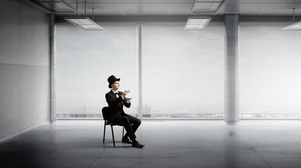 Homme d'affaires dans le cylindre de boire du café — Photo