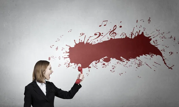 Frau schreit in rotem Hörer — Stockfoto