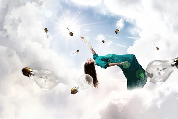 Kvinna som flyter i himlen — Stockfoto