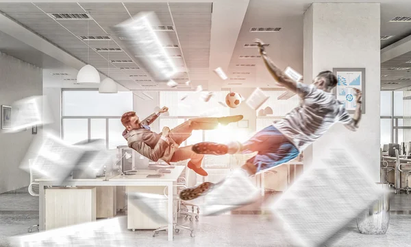 Jogando bola no escritório — Fotografia de Stock