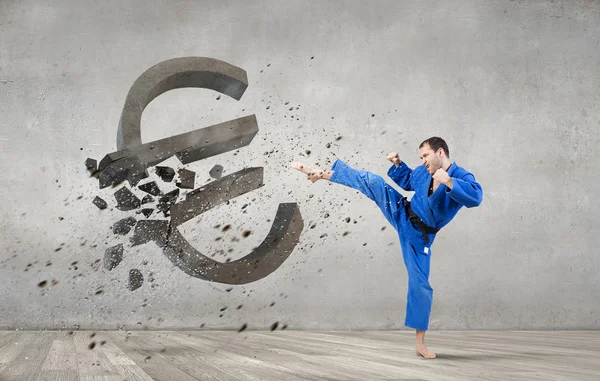 Karate uomo attacco euro — Foto Stock