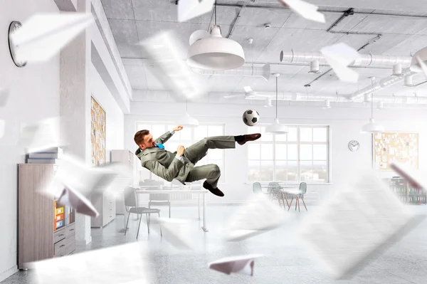 Spelen bal in kantoor — Stockfoto