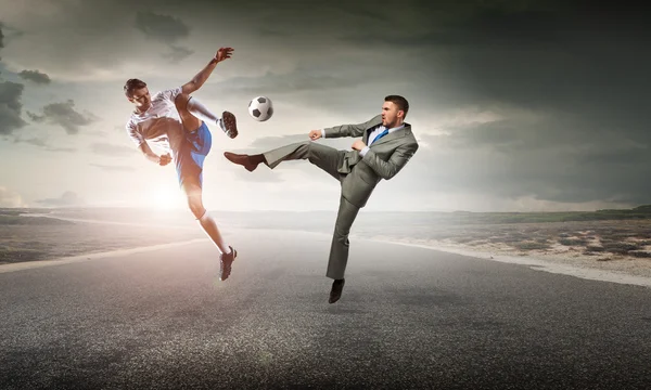 Empresario pateando pelota — Foto de Stock