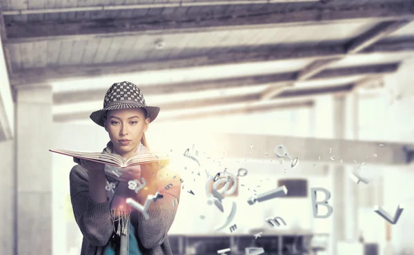 Estudante menina com livro em mãos — Fotografia de Stock