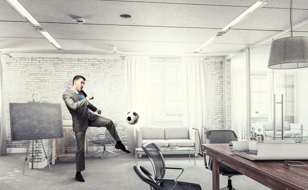 Spela fotboll i office — Stockfoto